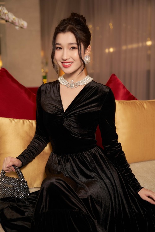 Sixdo Black V-neck Midi Velvet Dress